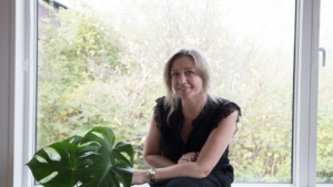 Gitte sidder i vindueskarm