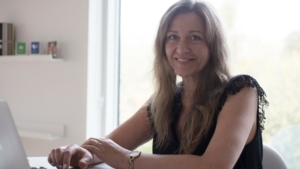 Gitte ved computer til siden blog